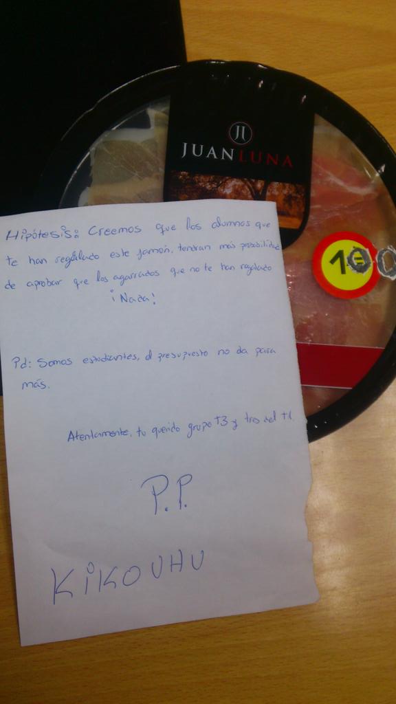 kipejupemo's tweet photo. #FMP_UHU Estos sobornos no son como los de antes. Se notan los recortes en todo. Así no prosperamos, marca España :P http://t.co/atlzWxYab5
