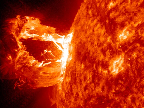 NASAhistory's tweet image. Happy #SolarSunday – check out this solar tsunami from the #SolarDynamicsObservatory go.nasa.gov/1CBlzMv