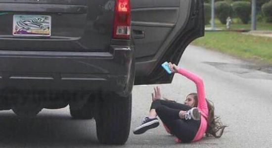 -¿Que coño haces hija?
+ Cambiar la radio!
- ¿Y que vas a poner?
+ Alguna canción de Abraham Mateo
- ...