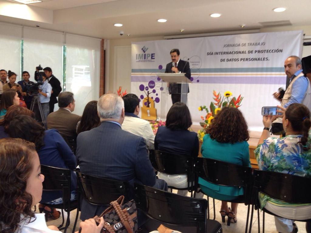 Idefomm_morelos's tweet photo. Presentación de la Jornada de Trabajo Día Internacional de Protección de Datos Personales con @moralesbarud http://t.co/FOn6jRoBeQ