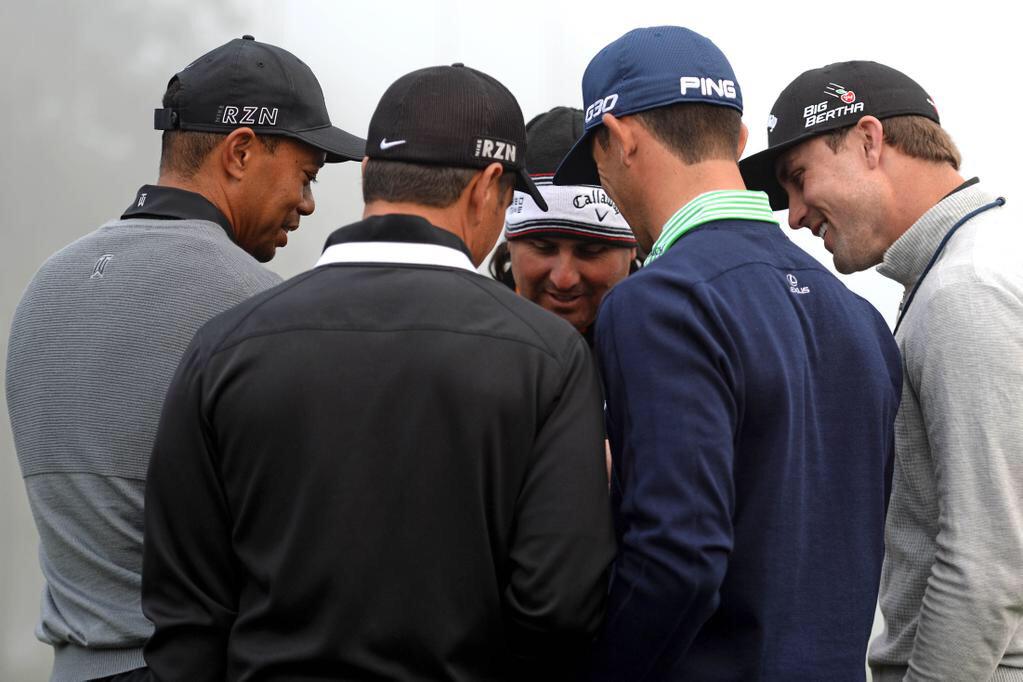 GolfProblems_'s tweet photo. When your buddy is texting a girl during a round http://t.co/Gl3byt9kiF