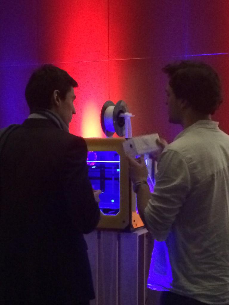 PerceptionHub's tweet photo. ¡Vaya show hemos montado esta mañana en #iealumniforum! @oculus, @LeapMotion, impresión 3D... Un poco de todo, vamos. http://t.co/mu5xHgrwqS