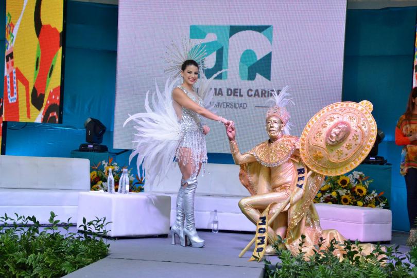 UAutonoma's tweet photo. #EstudiantesUAC diseñaron vestido que lucirá Reina del Carnaval de Barranquilla 2015 en la noche de #Guacherna2015. http://t.co/lERChCdvjL