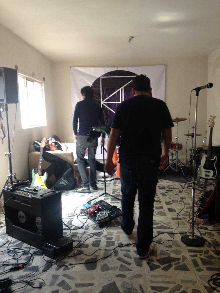 benehammusic's tweet photo. Ensayando desde tempranito para la sesión en vivo de mañana en @Red_Sombrero http://t.co/NvuTBuc5wC