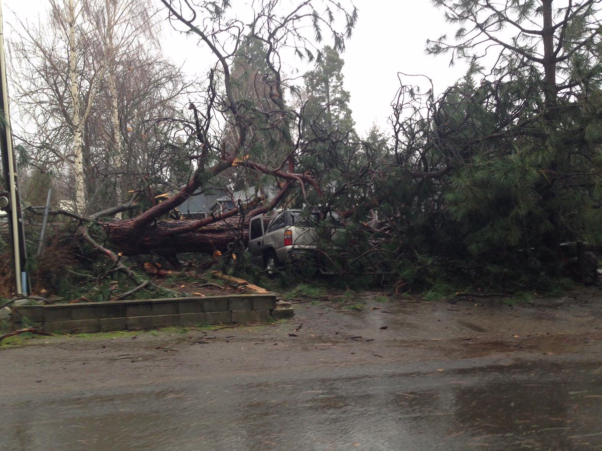 KDRV's tweet photo. Rainy weather is causing flooding and downed trees in Southern #Oregon this morning: http://t.co/9LrNj5IASS #orwx http://t.co/h8t3TvzfdJ