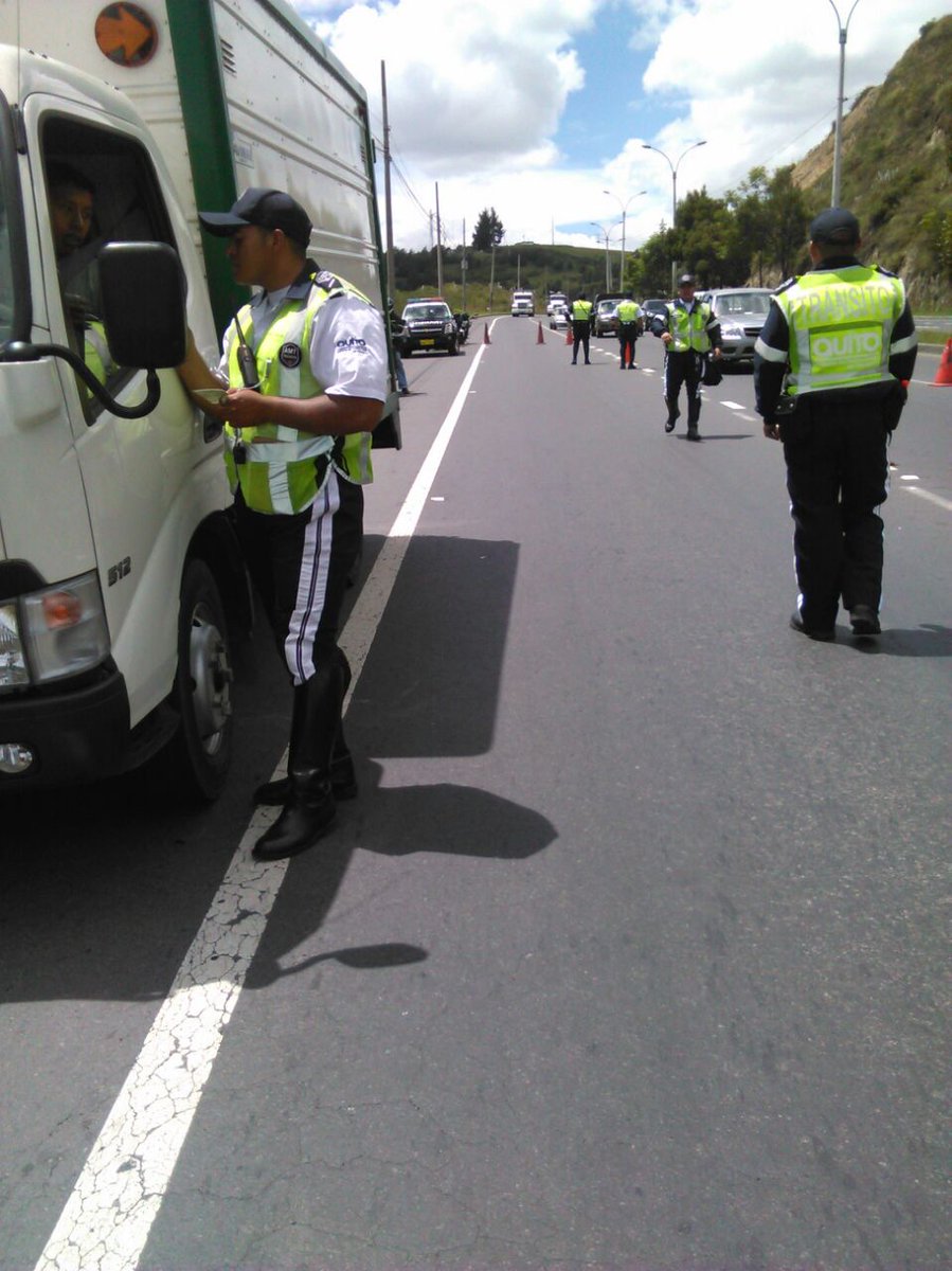 EcuNix's tweet photo. Intensificamos operativo #ControlDePlacas en sitios estratégicos de la cuidad por una movilidad más segura. http://t.co/9tYV2jCz78