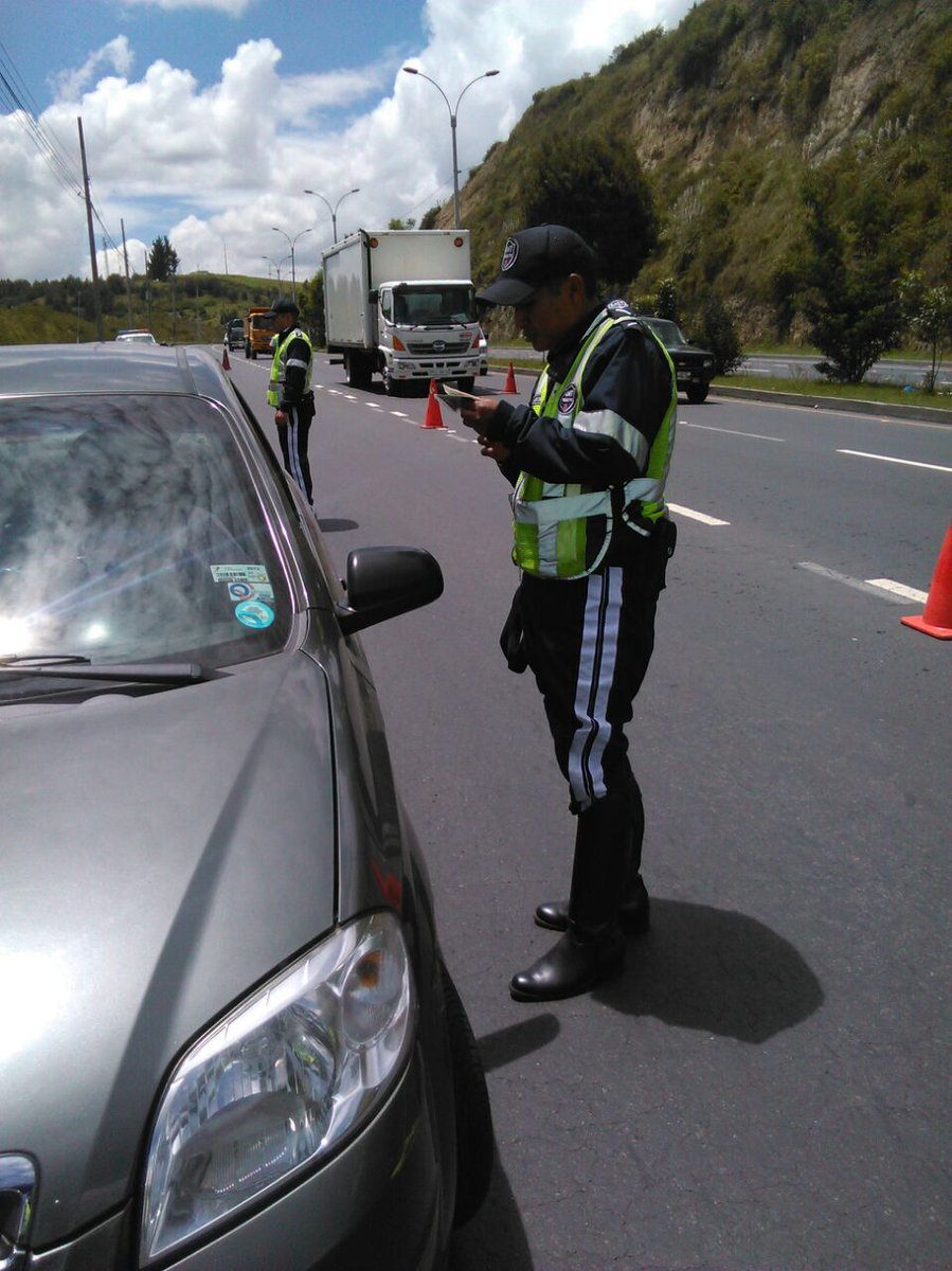 EcuNix's tweet photo. Intensificamos operativo #ControlDePlacas en sitios estratégicos de la cuidad por una movilidad más segura. http://t.co/9tYV2jCz78