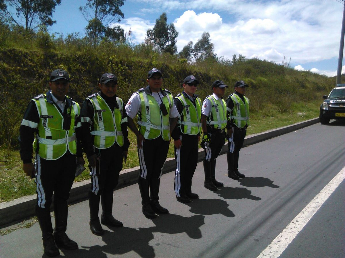 EcuNix's tweet photo. Intensificamos operativo #ControlDePlacas en sitios estratégicos de la cuidad por una movilidad más segura. http://t.co/9tYV2jCz78