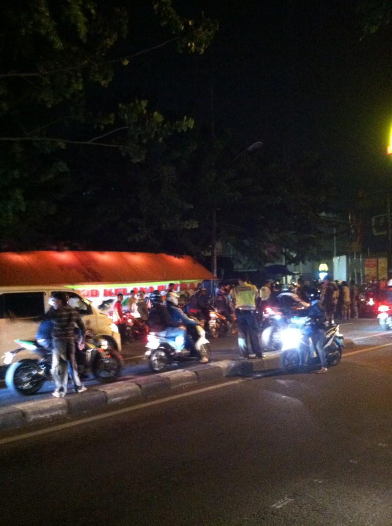 Terjadi kecelakaan motor vs angkot, pemotor pingsan dan luka2..sudah ditangani petugas polantas <a href="/TMCPoldaMetro/">TMC Polda Metro Jaya</a>