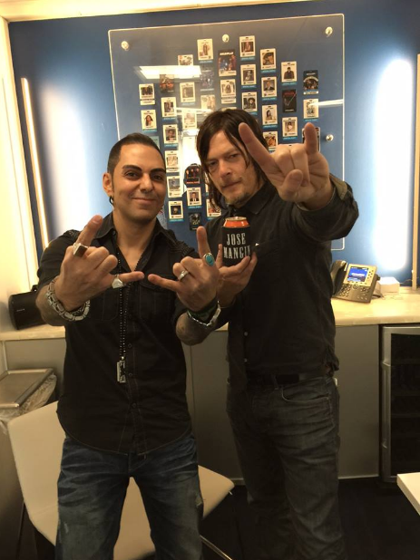 ennoia3's tweet photo. #DapperReedus, a tie doesn't stop him from throwin' up the horns @SXMOctane https://t.co/3IViAijyrR @wwwbigbaldhead http://t.co/oCF7oSFMTg
