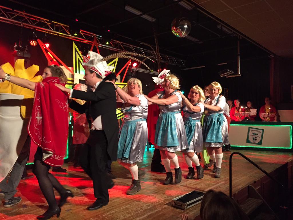 ErikRonnes's tweet photo. Na gezellige zittingsavond bij @DeKeieschieters #Vierlingsbeek kan het carnaval beginnen. Vrijdag sleuteloverdracht! http://t.co/Sg5Xibbry4