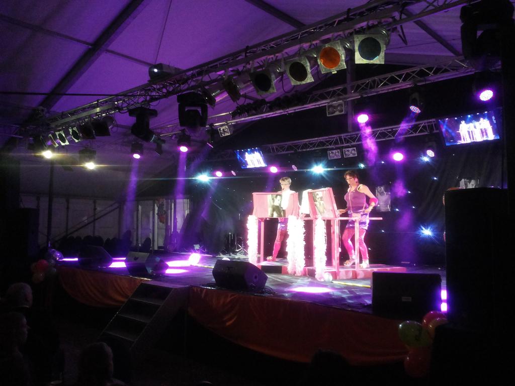 En de tweede gala in Langeveen in volle gang in de lekker warme feesttent.