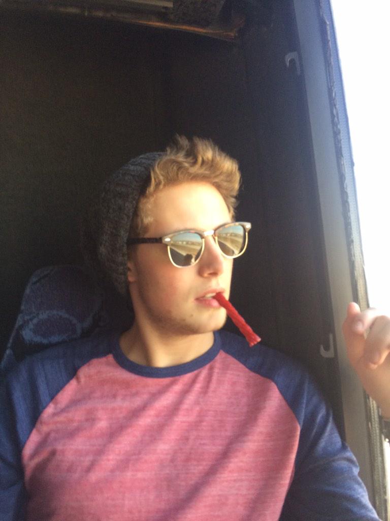 Emreeks_'s tweet photo. *listens to wonderwall once* http://t.co/8BQY33TyfM