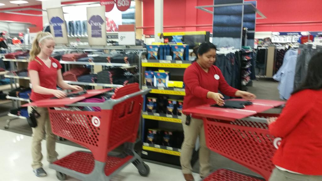 tjtempleton2's tweet photo. Intern Mary and  newer SL team members learning to board fold. #backtobasics @Howard_JoshT @KariKarsky http://t.co/dDmJuUspao