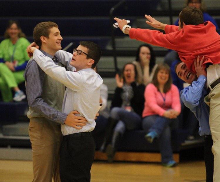 AhsEpic's tweet photo. how homecoming assembly went.. #HappyHomecoming @HumblenHungry69 @mynameisaustin2 @TheFrenchFry13 @dahunchbak http://t.co/DCpHo9pLpg