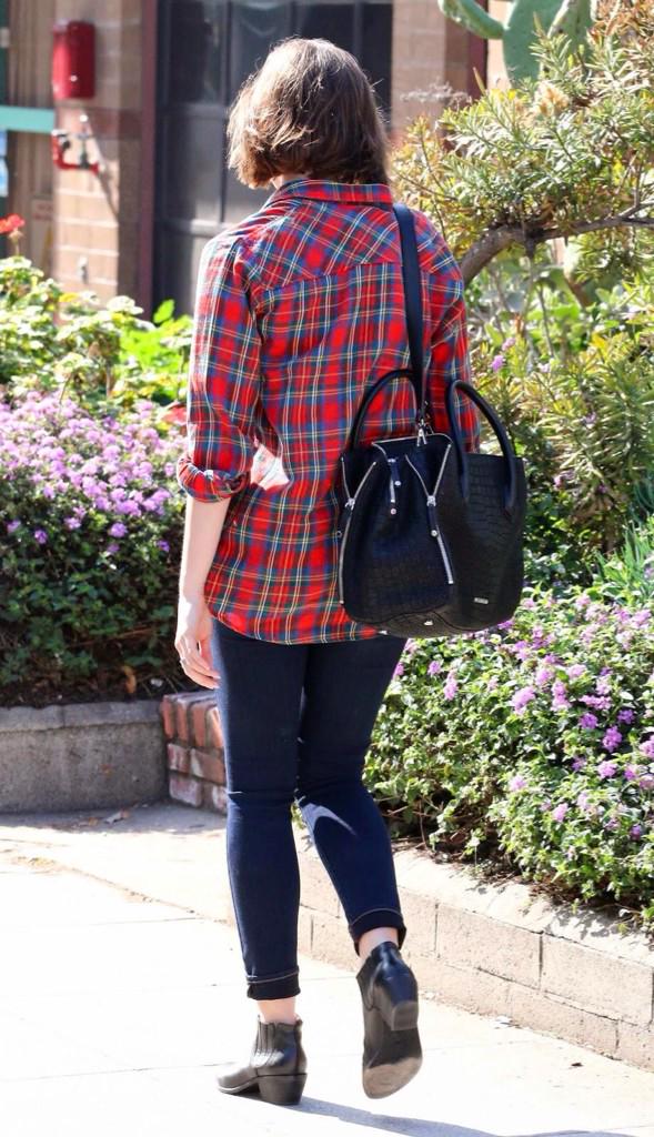 CollinsFrance_'s tweet photo. #PHOTO Lily arrivant à un spa à Beverly Hills le 4 février http://t.co/Ozs7HGMHsi