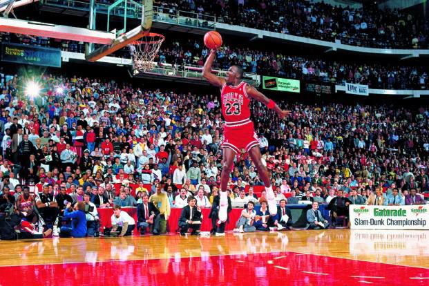 Snor Til sandheden prioritet Chicago Sun-Times on Twitter: "This day in history: Michael Jordan's  legendary free-throw line dunk http://t.co/uqD2gduptn  http://t.co/8tOFQgVRU2"