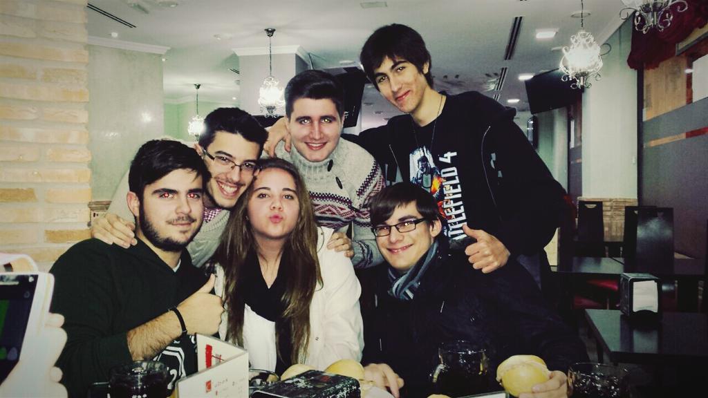 juanmatd97's tweet photo. Nochecita de relax http://t.co/pf2GQGREry