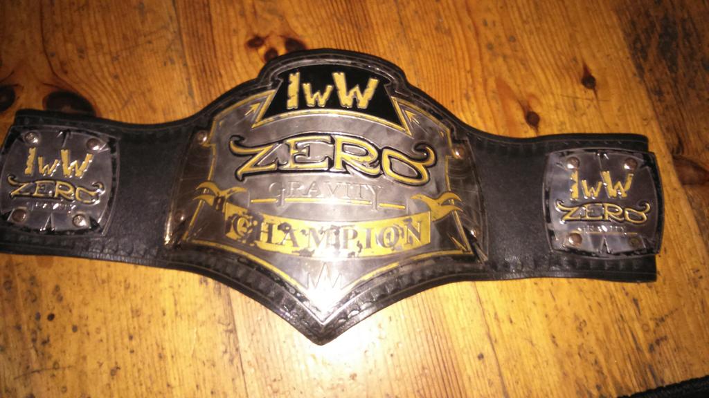 CamboCray's tweet image. Packing my bag for the show tomorrow and i drop my title on my big toe. #ChampionProblems