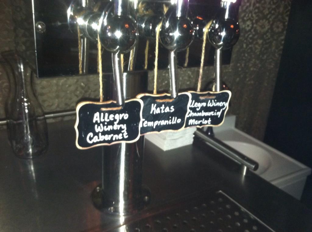 JTinParis's tweet photo. Chambourcin-Merlot, Cabernet, &amp; Tempranillo. #redwinesontap @ParisWineBar @LondonGrill @allegrowines @GothamProject http://t.co/a2d9QJVmJW