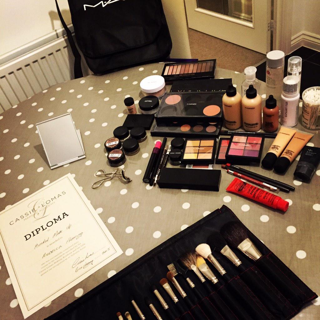 Rebecca_F84's tweet photo. My 1st Eva course @cassielomas Makeup academy #makeup #future #amazing http://t.co/E4pLQA4Hus
