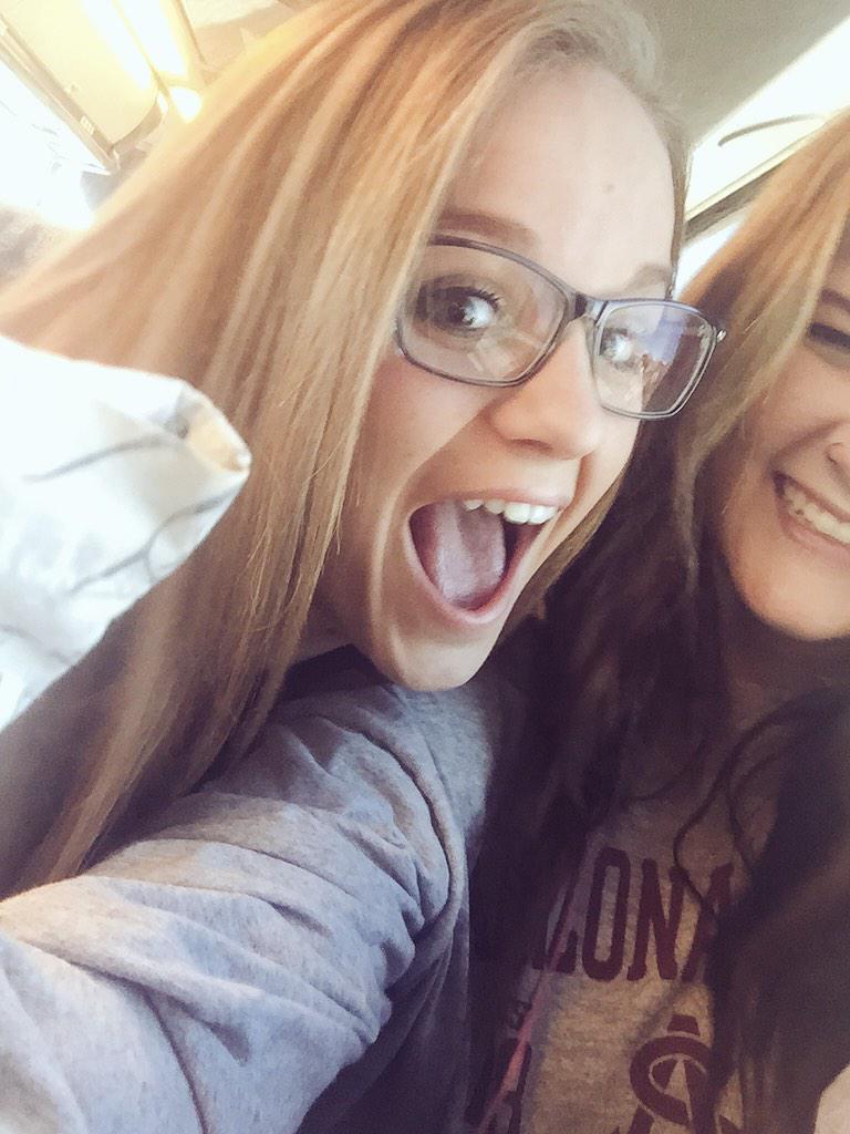 saavvvvvv's tweet photo. best bus buddy(s) ☀️🌲 #WilliamsBound http://t.co/kPIWfIfTiW