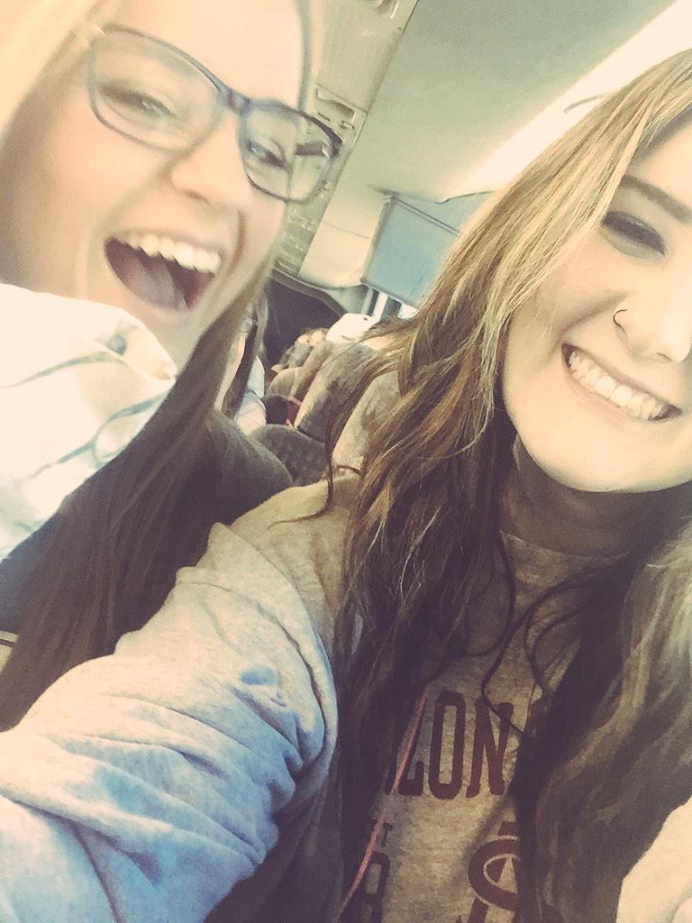 saavvvvvv's tweet photo. best bus buddy(s) ☀️🌲 #WilliamsBound http://t.co/kPIWfIfTiW