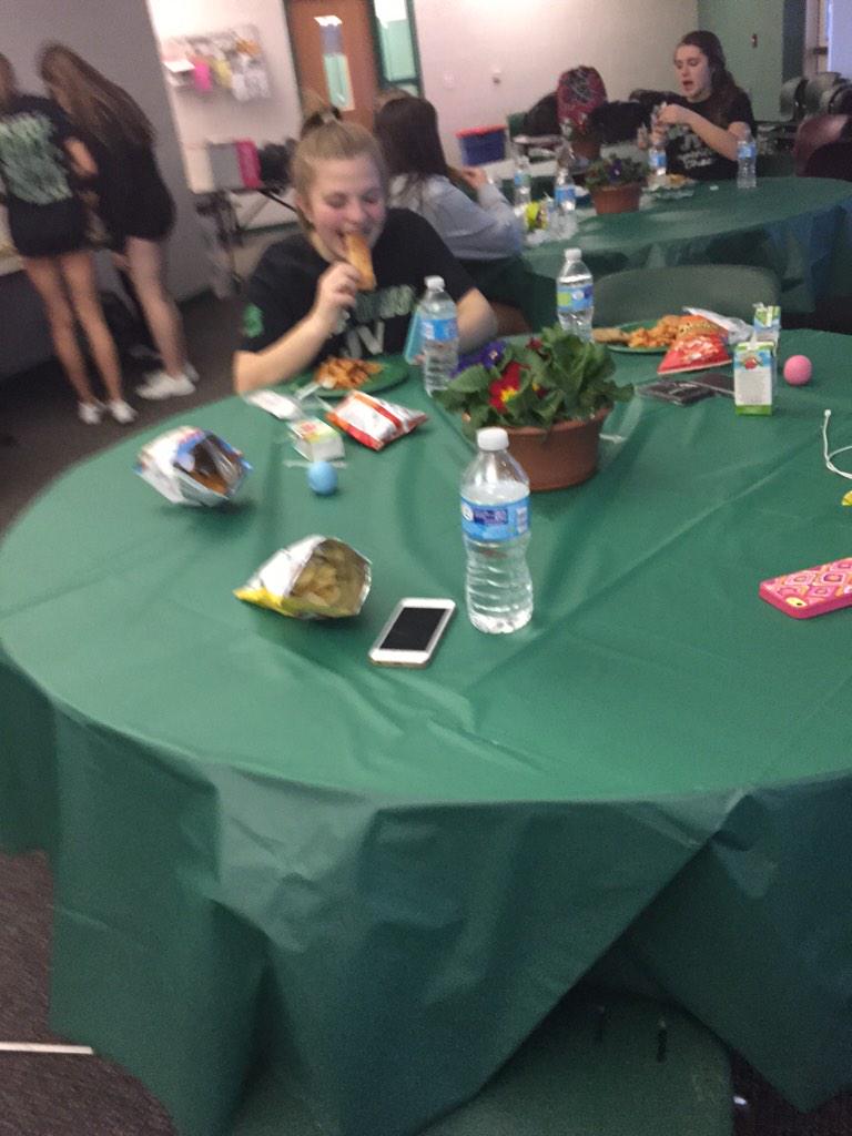 abbyhowles18's tweet photo. When no one likes you so you eat by yourself http://t.co/M9VUYPLVR5