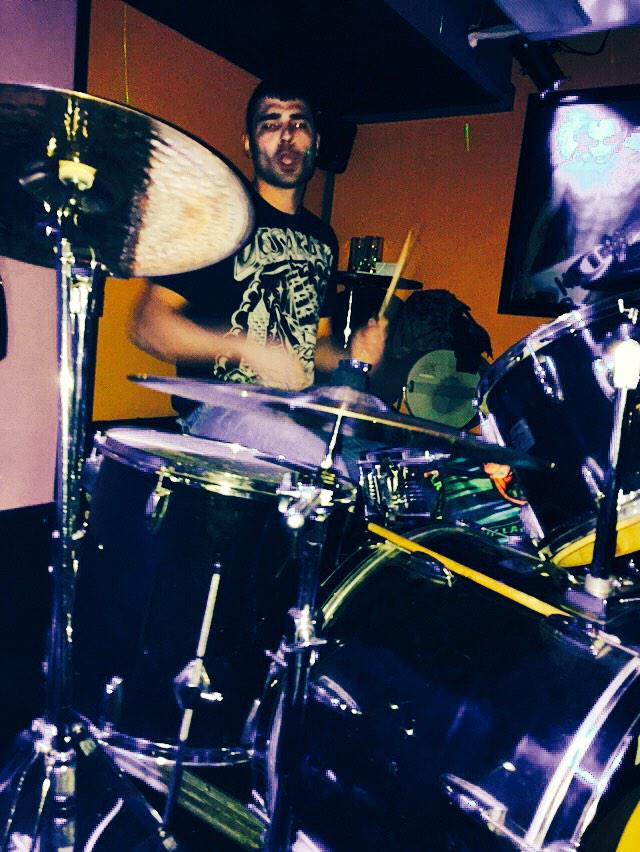 ELTRASTE_'s tweet photo. Concierto sin presupuesto rompiendo con su rock en TRASTE http://t.co/L6lCfHzzRN
