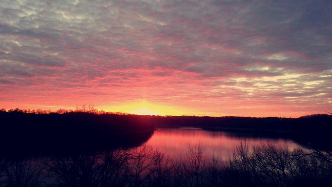 I saw one of the prettiest sunsets I've ever seen today. Made me feel so small. http://t.co/e8rzuQZE