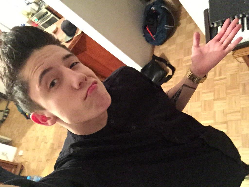 kwiatkowskioff's tweet photo. Sara: Możesz mieć prawie każda, a bierzesz taka, która ma każdy. Super laski! Co zrobisz http://t.co/wuAOjOcSHK