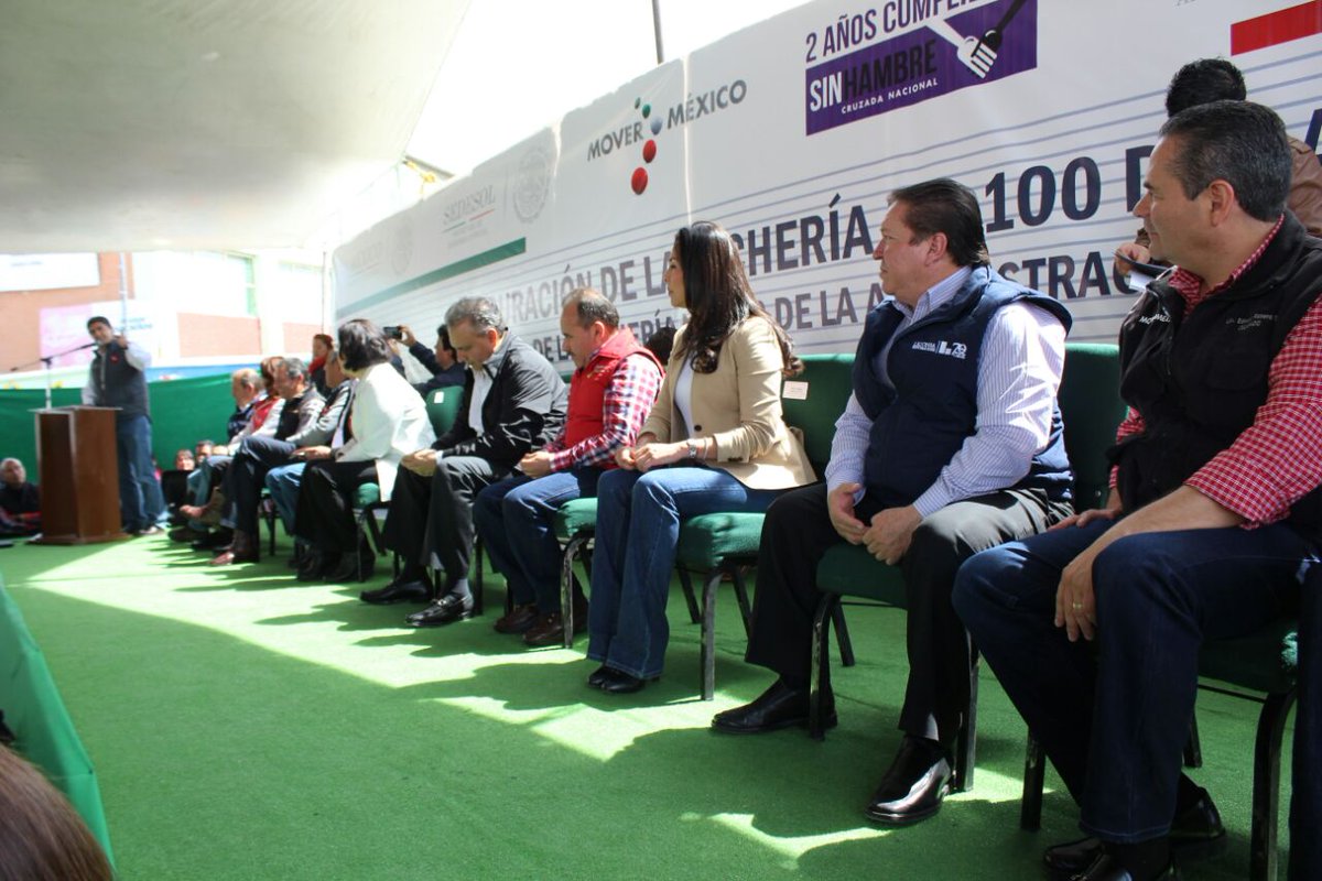 SEDESOLOFICIAL's tweet photo. El delegado @EdmundoRanero acompañó al subsrio. Ernesto Nemer a la inauguración de una Lecheria en Nicolas Romero http://t.co/yyOhh65i8y