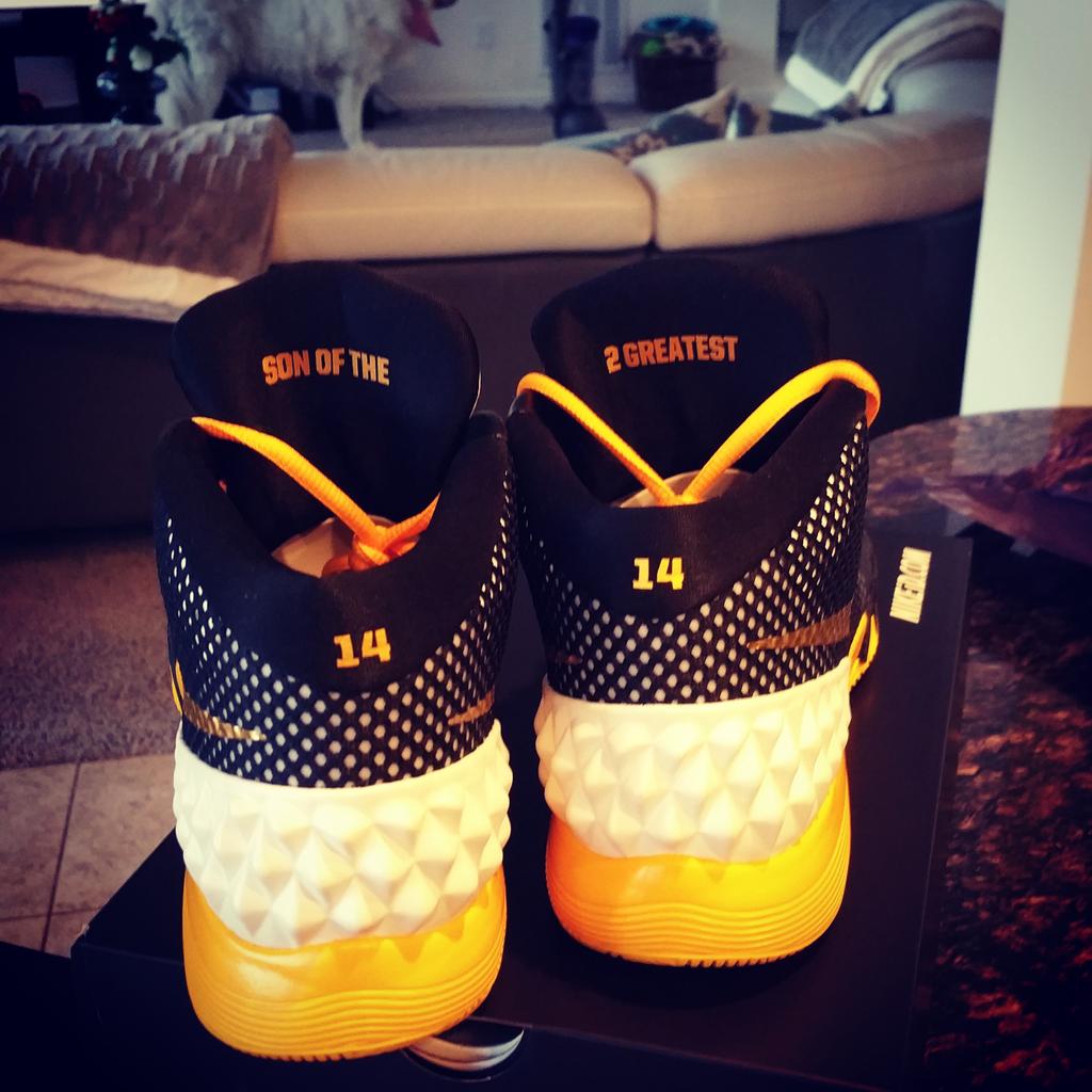 BohlCbohl25's tweet photo. @KyrieIrving yo anything u @cavs wear as far as jersey combo that these match Too many fans show me love! @KingJames http://t.co/mSewYtyC0V