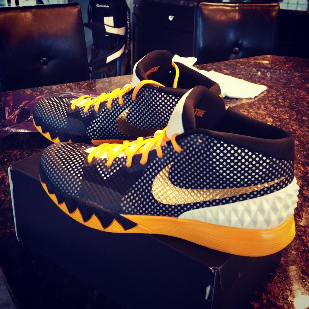BohlCbohl25's tweet photo. @KyrieIrving yo anything u @cavs wear as far as jersey combo that these match Too many fans show me love! @KingJames http://t.co/mSewYtyC0V