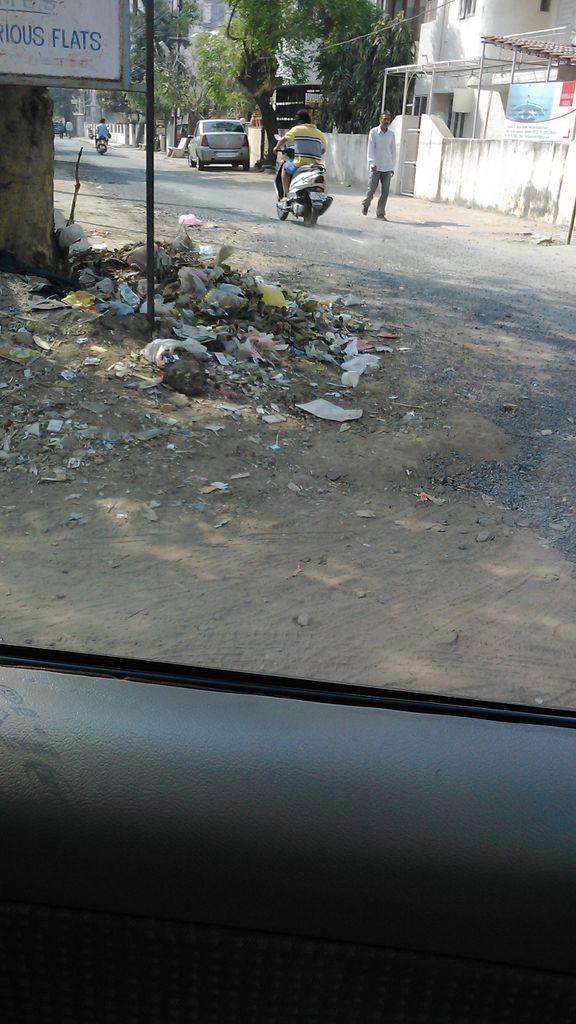 sunilddesai's tweet photo. Everyday dump within 25Mtr of BJP ex Deputy Mayor home  ..

Clean Vadodara expose in  #VADchat http://t.co/lrCgER0pyR
