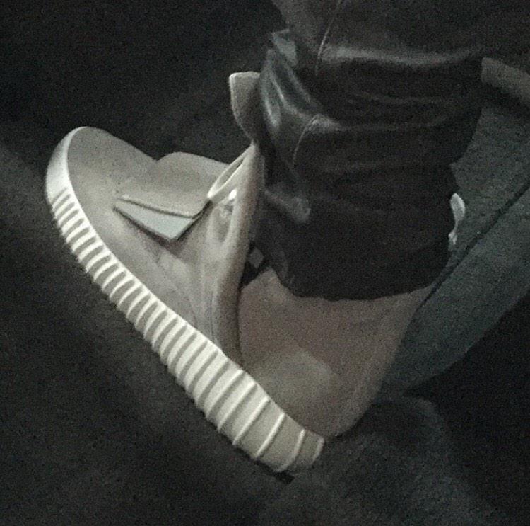 YeezyBoost's tweet photo. 2/12/2015 4:00PM EST http://t.co/6cqJgb7xyt http://t.co/ShpuC7uGw3