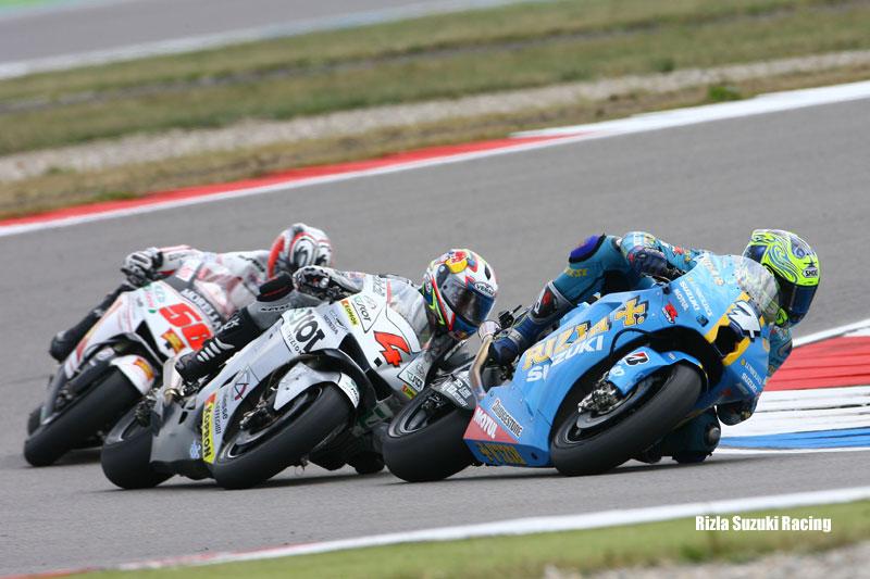 .<a href="/chrisvermeulen7/">Chris Vermeulen</a>  🇦🇺 (Suzuki), Andrea Dovizioso 🇮🇹 (JiR Scot Honda RC212V), and <a href="/ShinyaNakano56/">Shinya Nakano　中野真矢</a> 🇯🇵 (Gresini Honda RC212V) at Assen 🏍️💨👊  #OTD 2008 #DutchTT via <a href="/bgmotogp/">MotoGP Fan Zone</a>