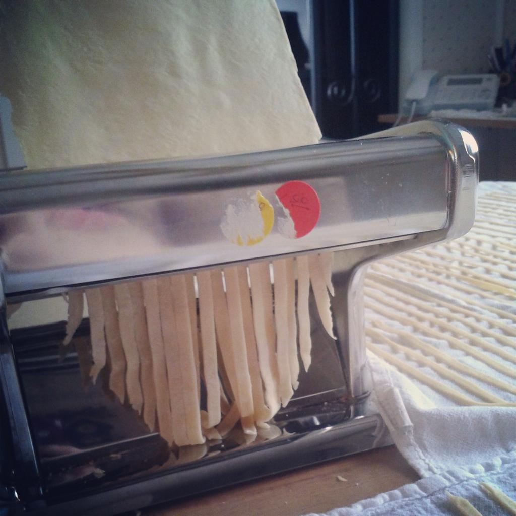 Miss_Mousie's tweet photo. Noodle making happened today! Hard work but worth it! #lakitchenettesouris #thechefisin #pasta #italian #food #yummy http://t.co/1cdpry7osj