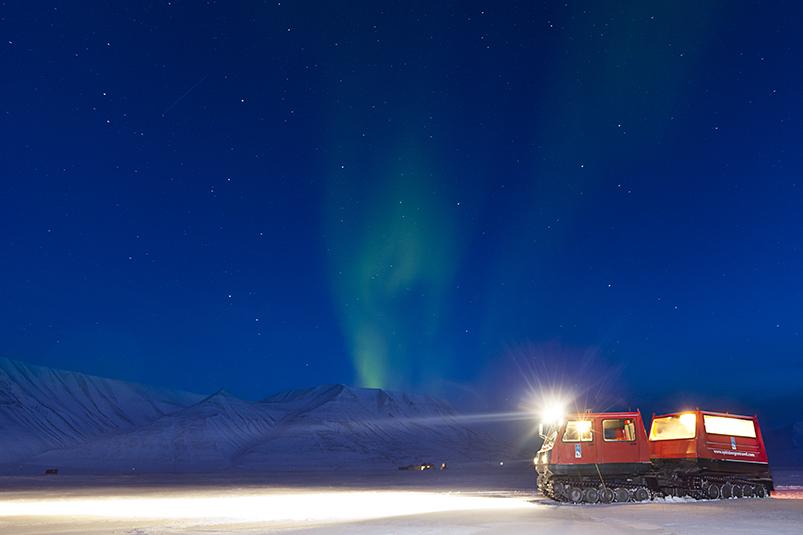 TravelLeisure's tweet photo. With sleigh rides, ice hotels, and hot springs, make sure to see the Northern Lights this year http://t.co/cmCaGaNej8 http://t.co/M8qU32jRCt