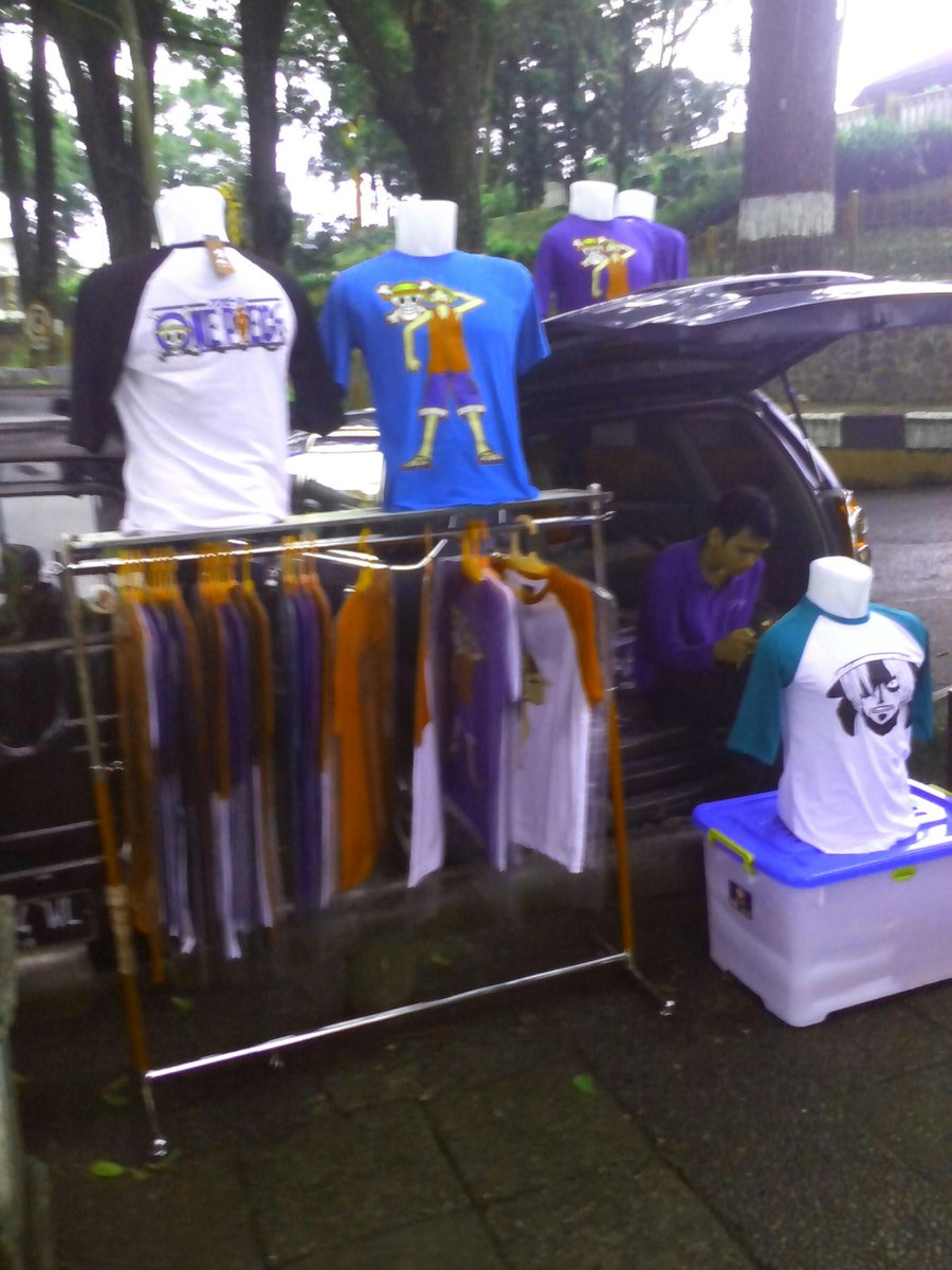 thajuack1's tweet photo. buka sabtu dan minggu di area parkir taman jam gadang.silahkan mampir buat kamu yg minat sama baju anime one piecenya http://t.co/YDMbzfqimc