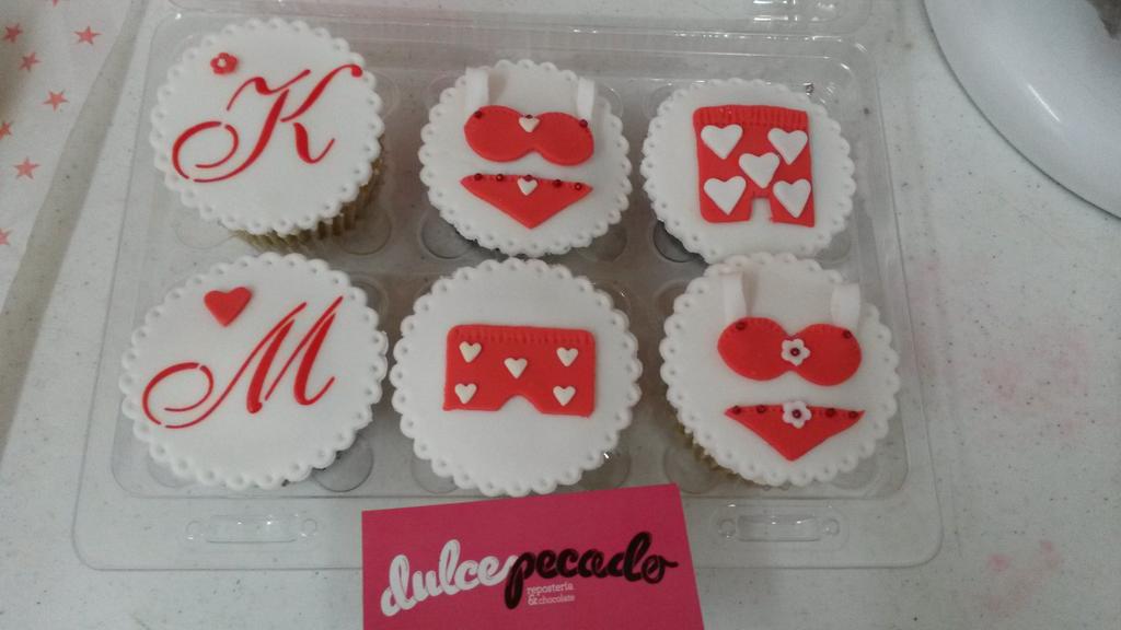 dulcepecadod1's tweet photo. Cupcakes de despedida de soltera! http://t.co/8GEvsVZZib