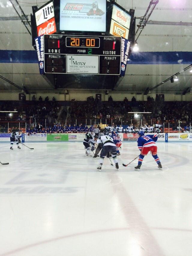 AndyHallRadio's tweet image. Puck has dropped - Period 2 at the #MadhouseOnHickman @bucshockey @BLMThunder knotted at 1.  #VoxInTheBox