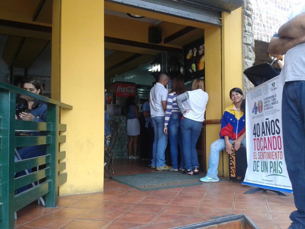 Emmivpg's tweet photo. @elsistema @JesyMarcano @llpg12 @NclSanantonio @osjaltosmir  #ElSistemaCumple40 http://t.co/x78zmGnybH
