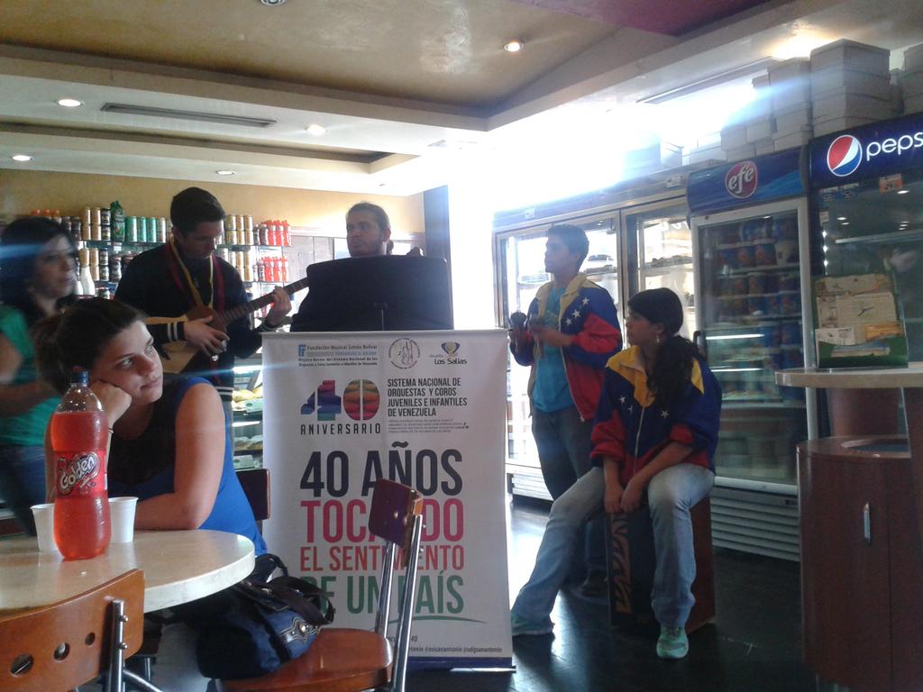 Emmivpg's tweet photo. @elsistema @JesyMarcano @llpg12 @NclSanantonio @osjaltosmir  #ElSistemaCumple40 http://t.co/x78zmGnybH