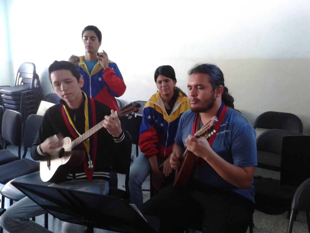 Emmivpg's tweet photo. @elsistema @JesyMarcano @llpg12 @NclSanantonio @osjaltosmir  #ElSistemaCumple40 http://t.co/j97nodqoj4
