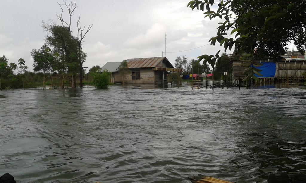 PMIBjb's tweet photo. Genangan air tertinggi dalam 5 tahun terakhir 3 RT di Landasan ulin selatan. Tergenang air.."(awg) http://t.co/XnwB6XgocT