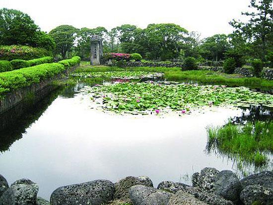 저희펜션에서 5분 거리에있는 혼인지는 삼성혈에서 태어난 탐라의 시조 고·양·부 3신인이 동쪽 바닷가에 떠밀려온 함 속에서 나온 벽랑국 세 공주를 맞이하여 각각 배필을 삼아 이들과 혼례를 올렸다는 곳 입니다.