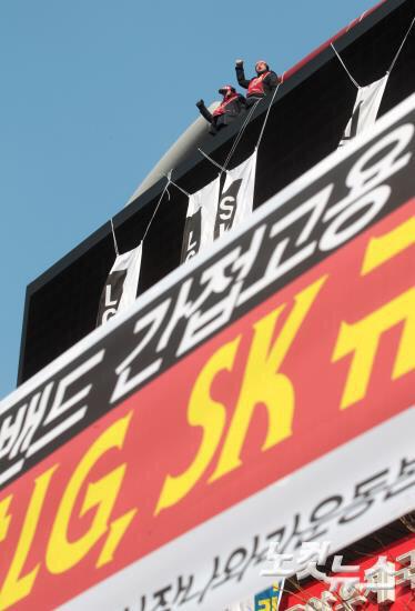 땅에서 갈 곳이 없어 하늘로 오르는 사람이 없는 사회를 만들어야 한다. 사람을 인력이 아닌 인간으로 대접하는 철학부터 세우는 것이 비정규직 간접고용 해법의 첫걸음이다.