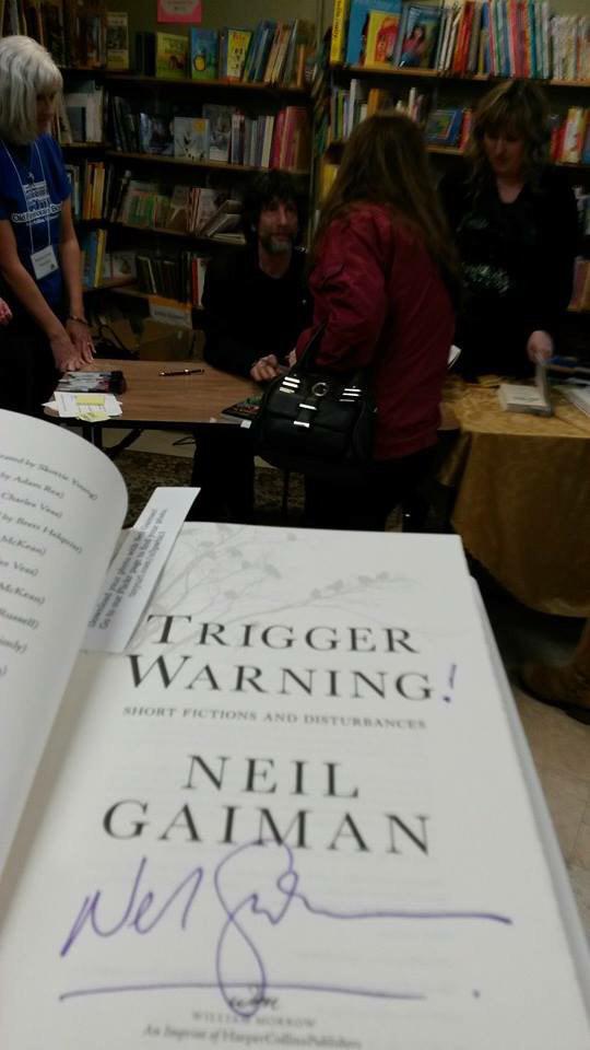 carolv27's tweet photo. Waited 20 years (and 7.5 hours!) for this moment. Thank you so much Neil @neilhimself #SandmanForever http://t.co/6vhitKG7Ju