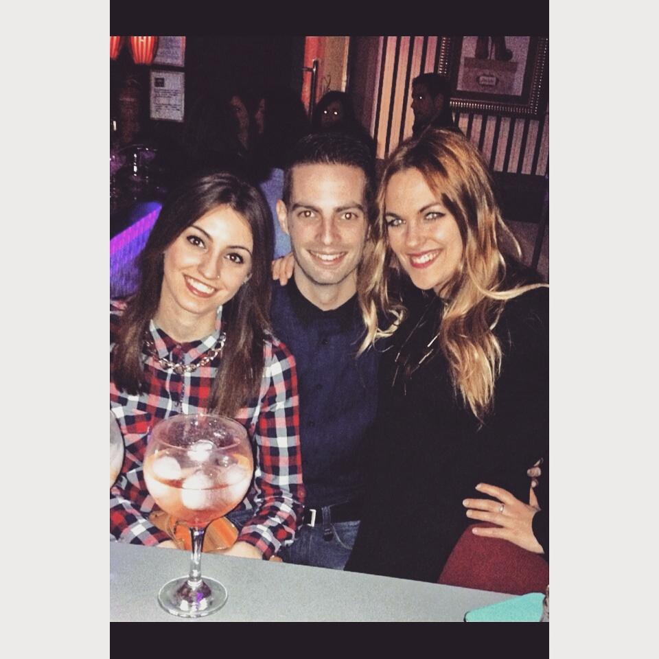 miriam3ases's tweet photo. La mejor compañía ^^ @MartaMA91 @marcoslopez_ http://t.co/VHJEwGl9eh